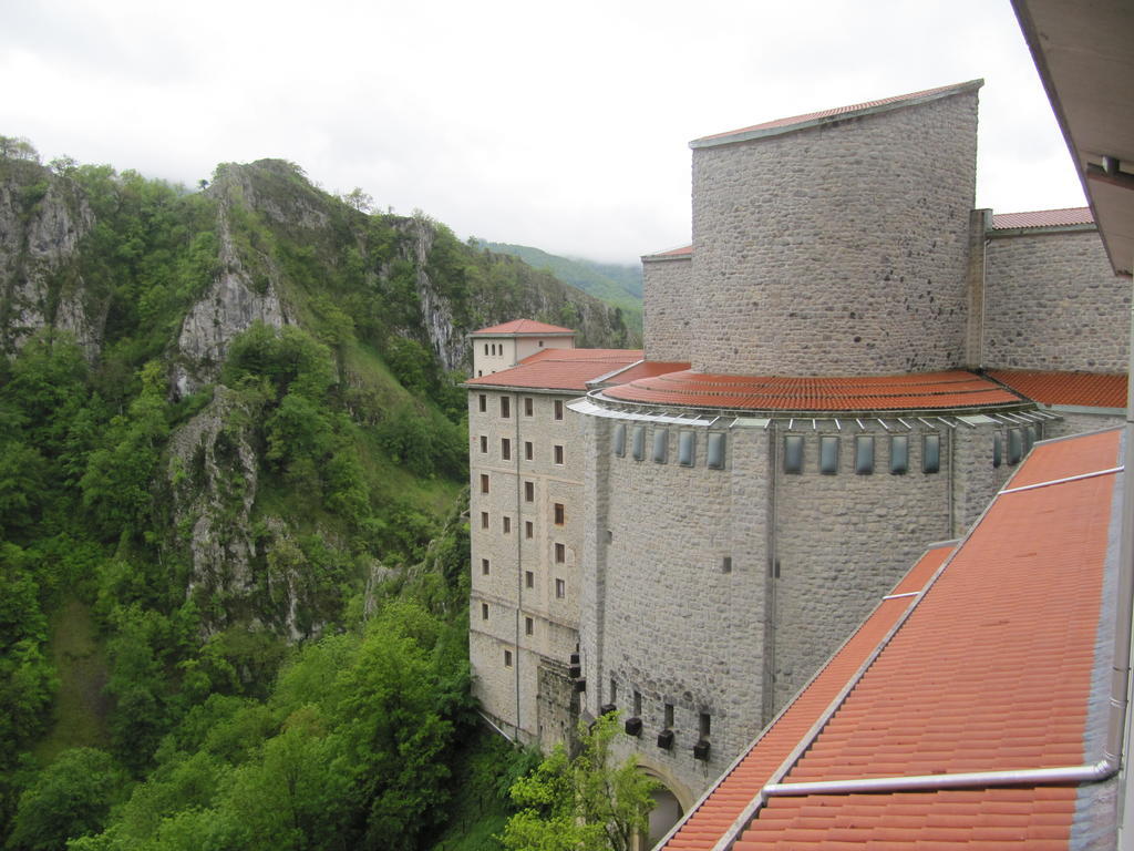 Iraipe Santuario De Arantzazu Hotel Onate Luaran gambar